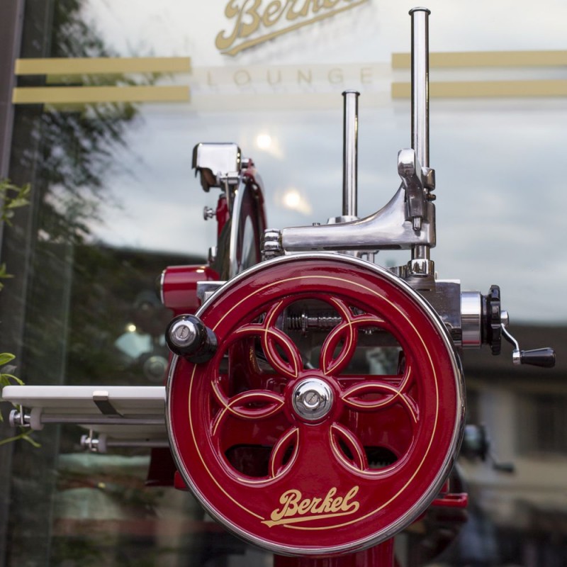 Berkel Volano-Aufschnittmaschine Fiorato P15 Farbe Rot - Golddekor Berkel Volano-Aufschnittmaschine Fiorato P15 Farbe Rot - Golddekor