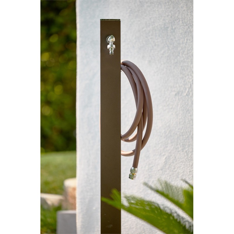 Aquapoint Dreieckiger Gartenbrunnen Grünes Unterholz