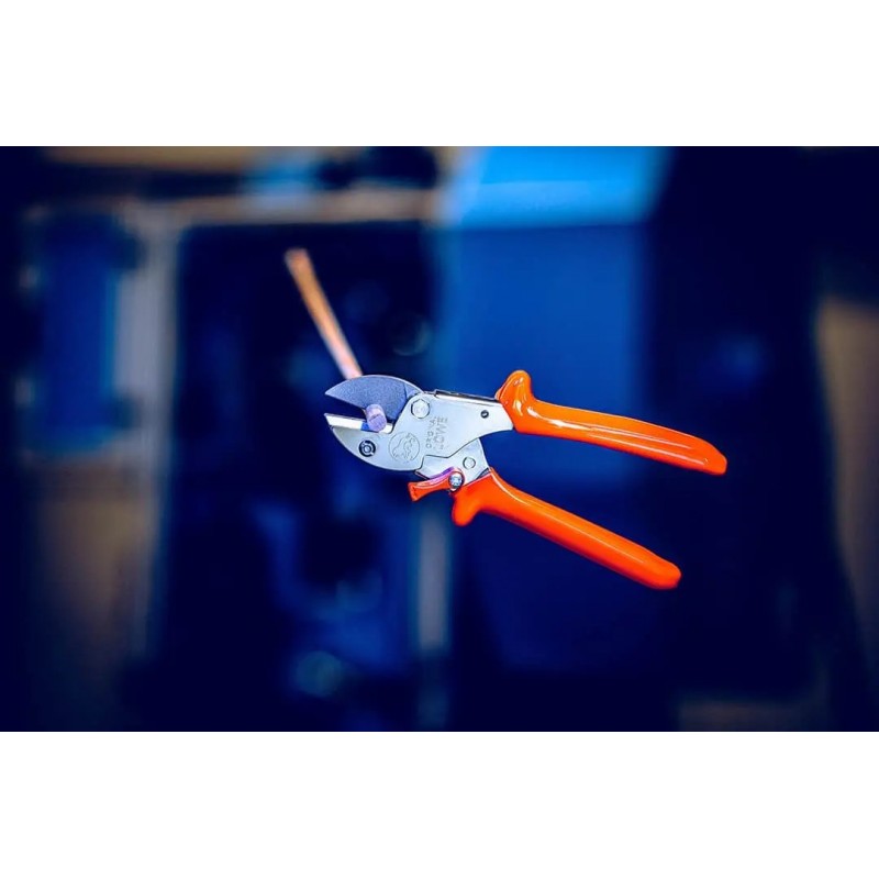 LÖWE 5 AMBOSS BABY SCISSORS WITH CURVED HANDLE