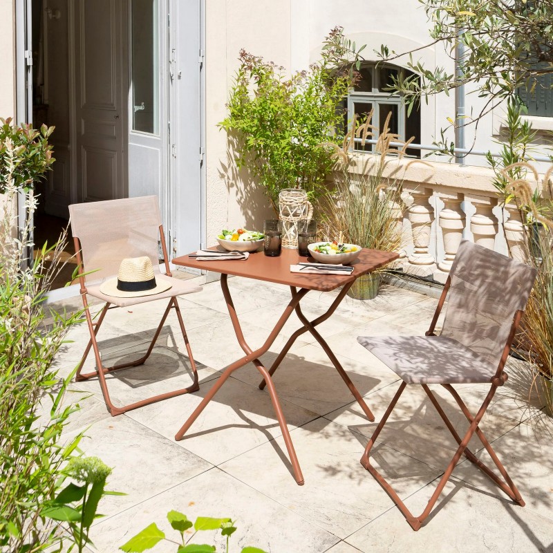 Set con Tavolo e 2 sedie BALCONY 64 x 70 cm colore Canyon LaFuma Set con Tavolo e 2 sedie BALCONY 64 x 70 cm colore Canyon LaFuma