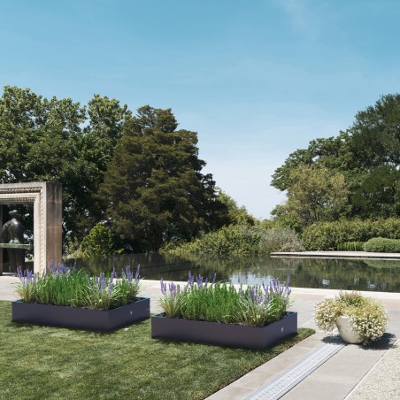 Jardinera baja Herstera PLANTER EDGE de metal color antracita 150x100x25 cm