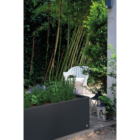 Jardinera baja Herstera PLANTER EDGE de metal color antracita 150x100x50 cm