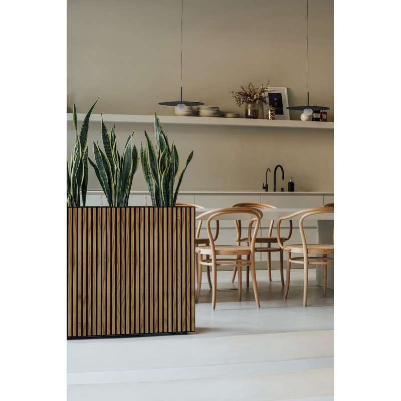 Jardinera alta Herstera DECO PLANTER DIVIDER 25 de metal negro y madera 100x25x80 cm