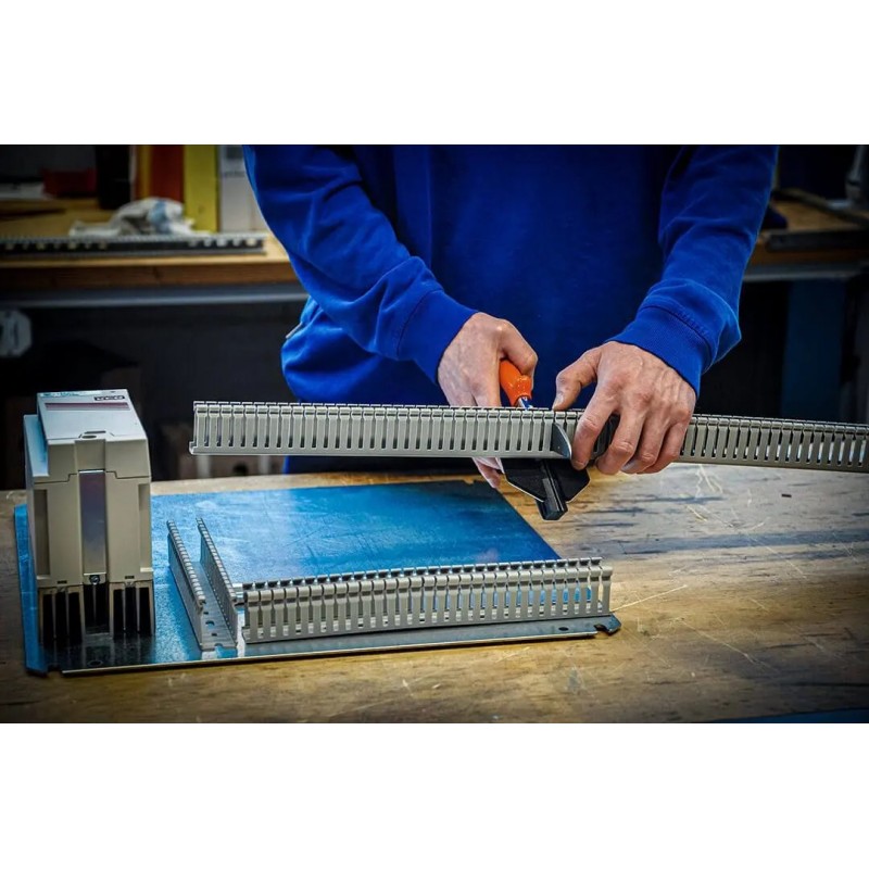 LÖWE SCISSORS FOR CUTTING PLASTIC PROTECTIONS WITH 90° BLADES LÖWE SCISSORS FOR CUTTING PLASTIC PROTECTIONS WITH 90° BLADES