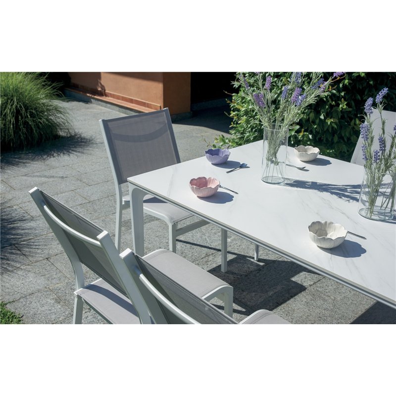 Mesa de jardÍn Alghero de aluminio de 180x90 con tablero de gres efecto mármol - Blanca Greenwood