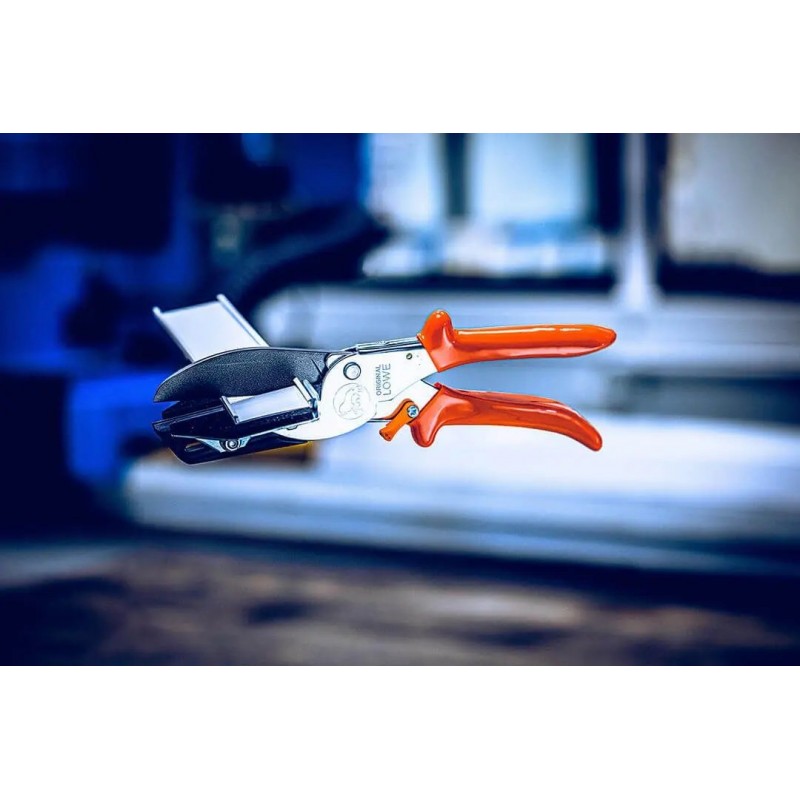 LÖWE SCISSORS FOR CUTTING PLASTIC PROTECTIONS WITH 90° BLADES LÖWE SCISSORS FOR CUTTING PLASTIC PROTECTIONS WITH 90° BLADES