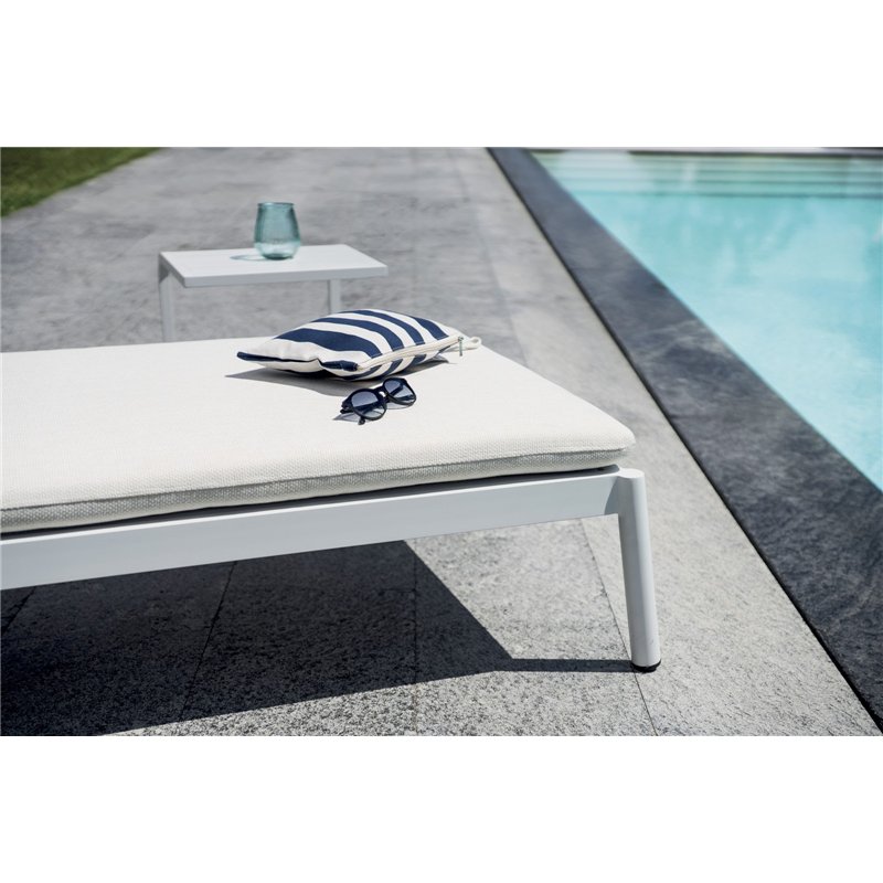 Transat en aluminium Porto Cervo - Textilène sable - Coussin écru - Blanc Greenwood