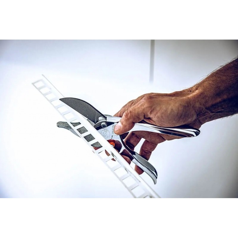 LÖWE SCISSORS FOR OBLIQUE CUTS LÖWE SCISSORS FOR OBLIQUE CUTS