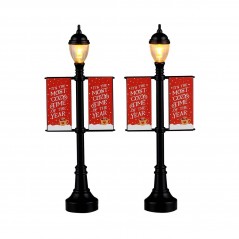Lamp Post Banners Set Of 2 B/O 4.5V Cod. 64646