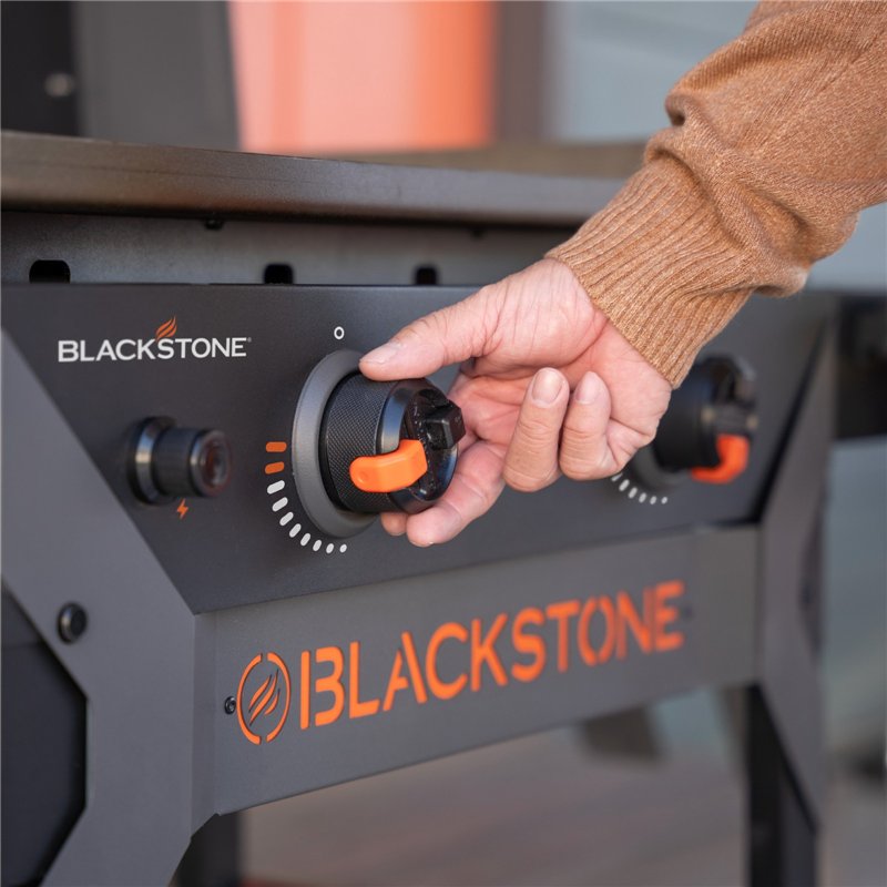 Gas griddle Blackstone Iron Forged Omnivore 28″ with hood Code 2311DK Gas griddle Blackstone Iron Forged Omnivore 28″ with hood Code 2311DK