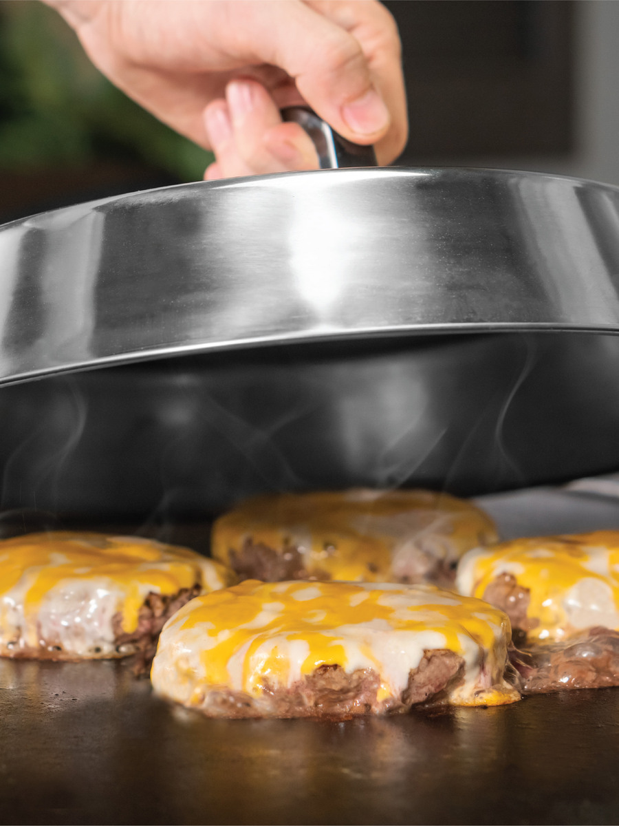 Griddle basting dome Blackstone 12″ in use