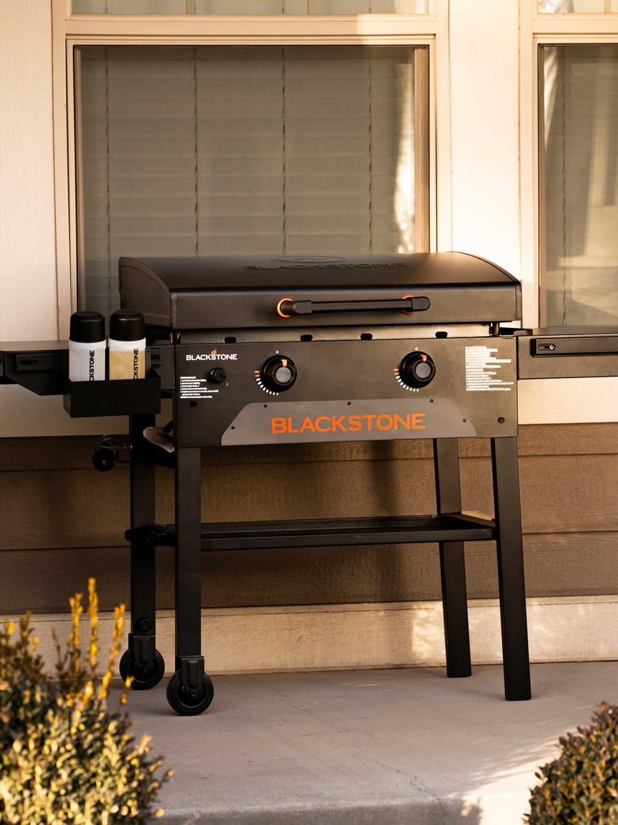 Gas griddle Blackstone Original Omnivore 28″ with hood in use