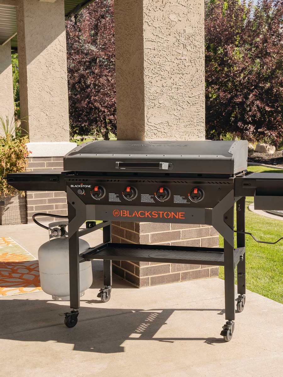 Gas griddle Blackstone Iron Forged Omnivore 36″ with hood in use