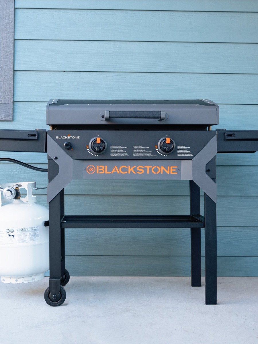 Gas griddle Blackstone Iron Forged Omnivore 28″ with hood in use