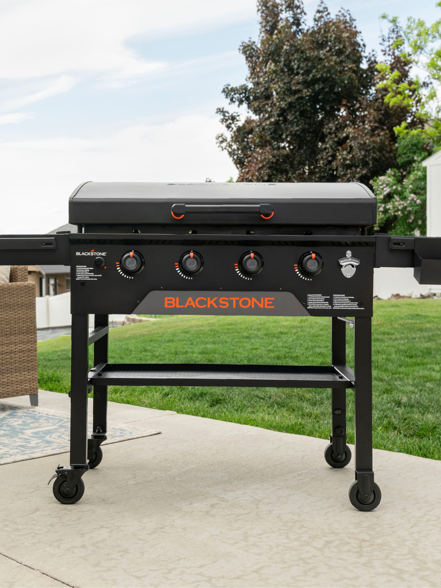 Gas griddle Blackstone Original Omnivore 36″ with hood in use