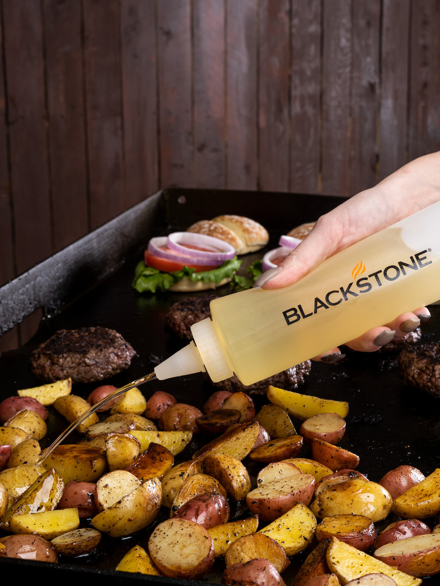 Griddle utensil set Blackstone 5 pieces in use