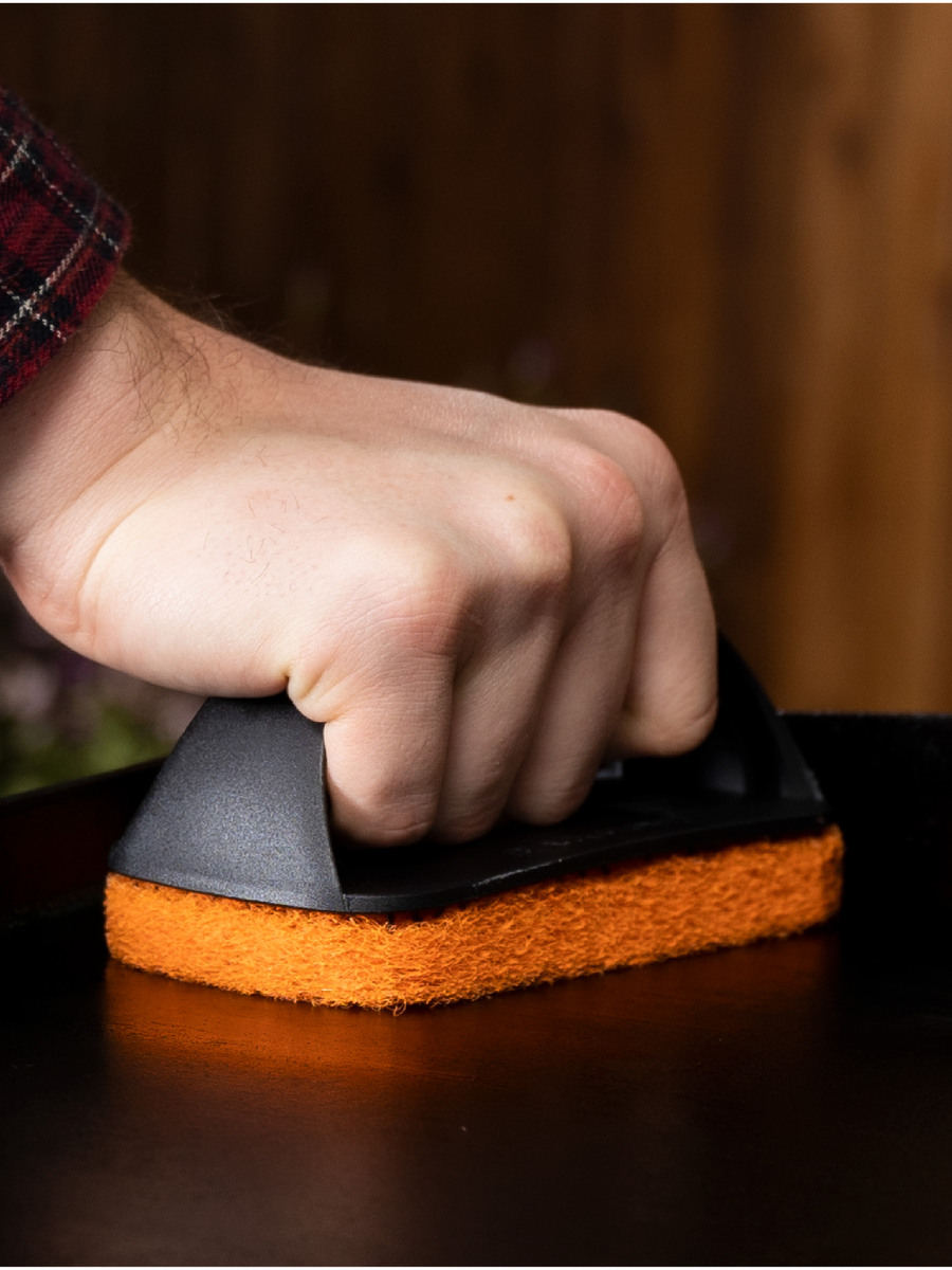 Griddle cleaning kit Blackstone 8 pieces in use
