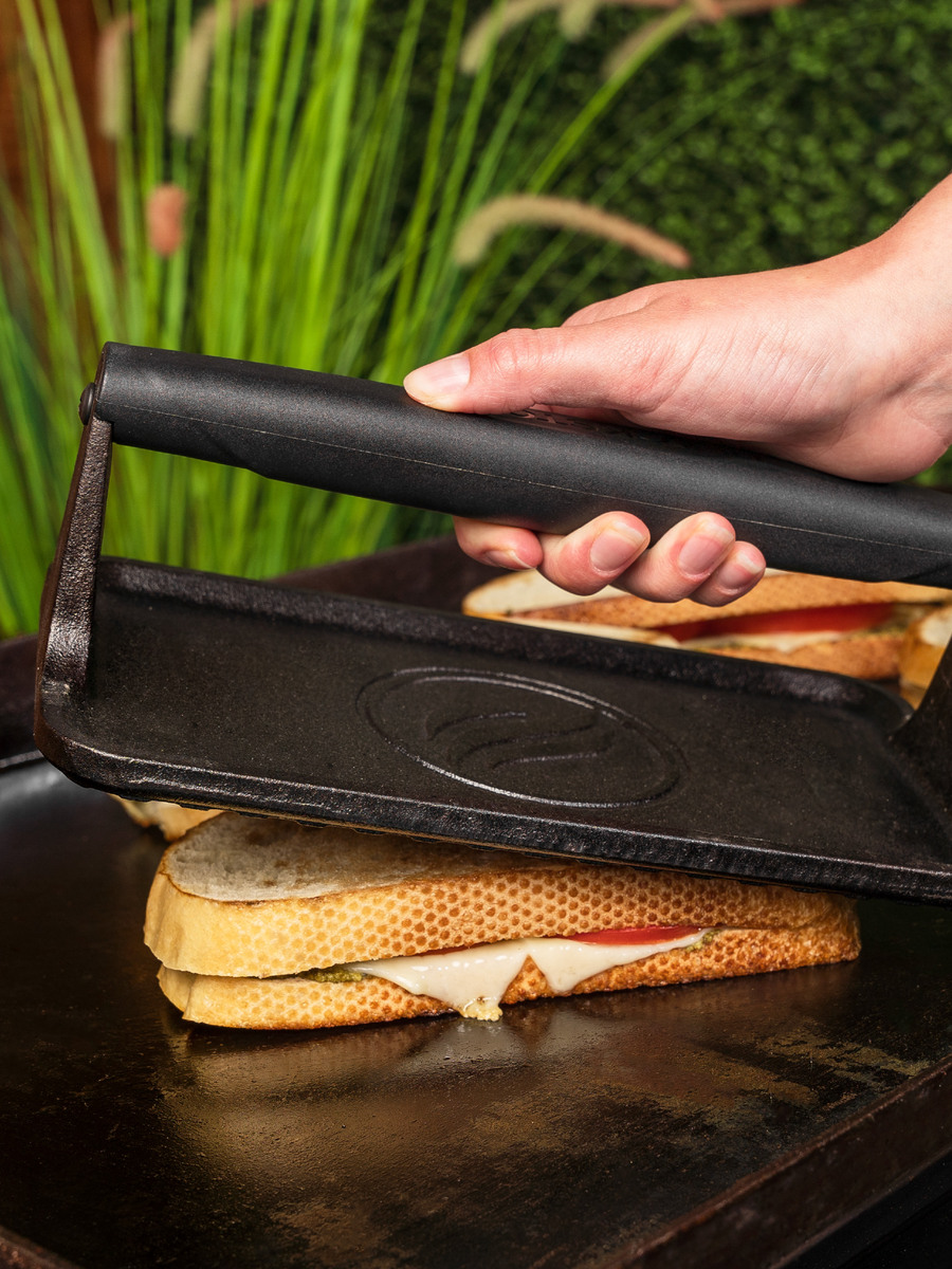 Griddle press Blackstone Medium in use