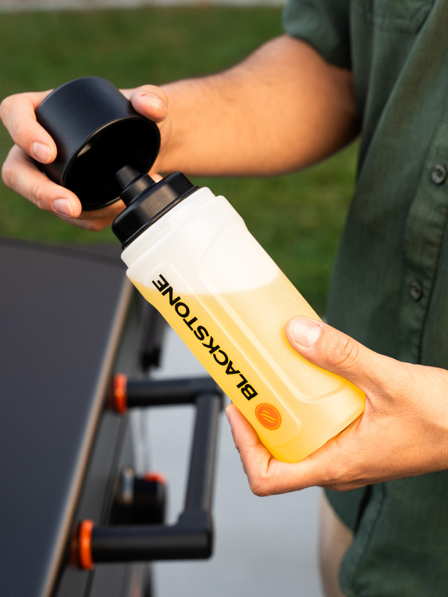 Squeeze bottles Blackstone 591 ml 2 pieces in use