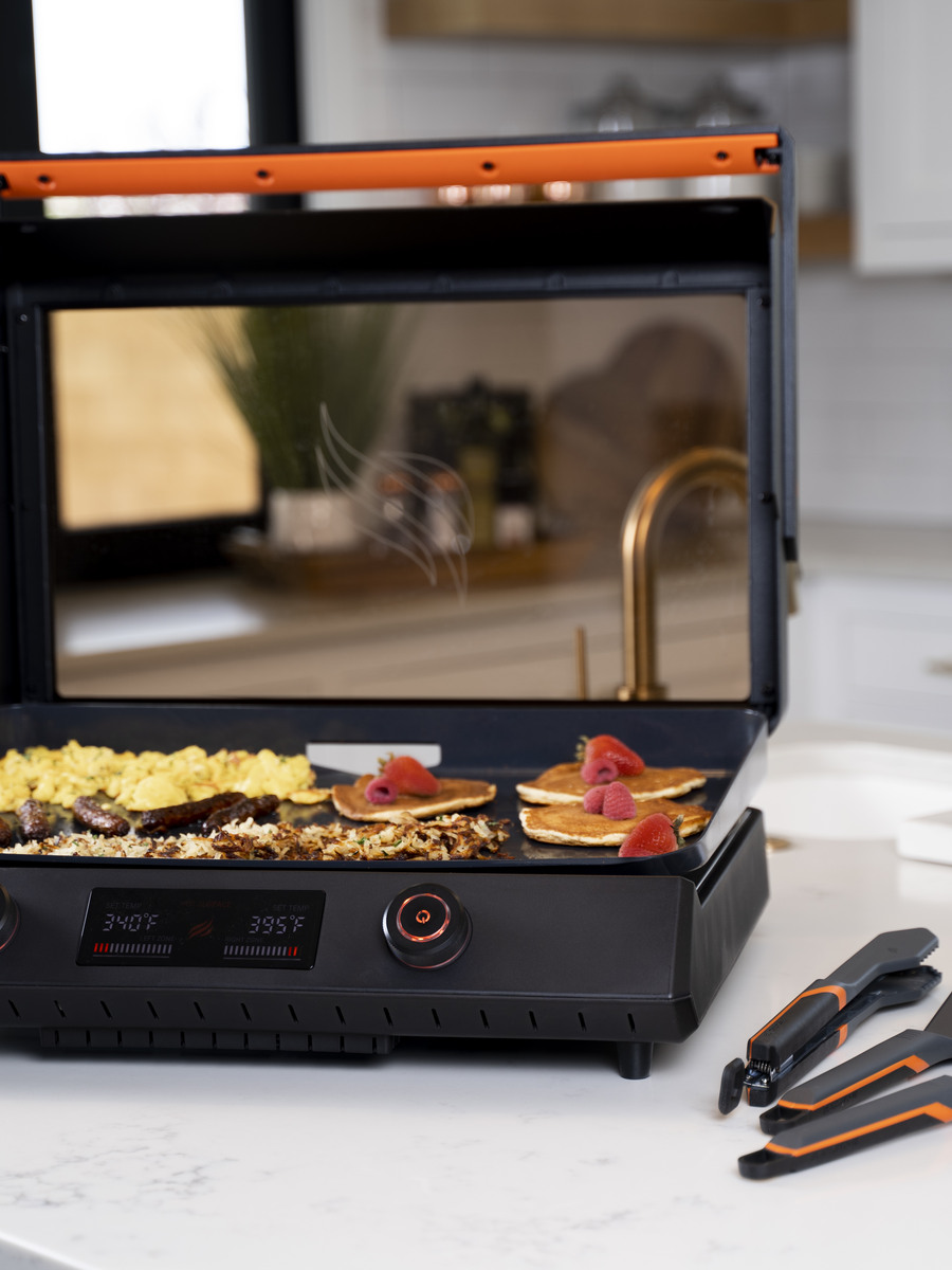 Tabletop electric griddle Blackstone E-Series 22″ in use