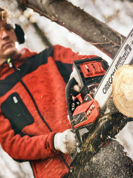 Wood cutting with a chainsaw from the Blue Bird range.