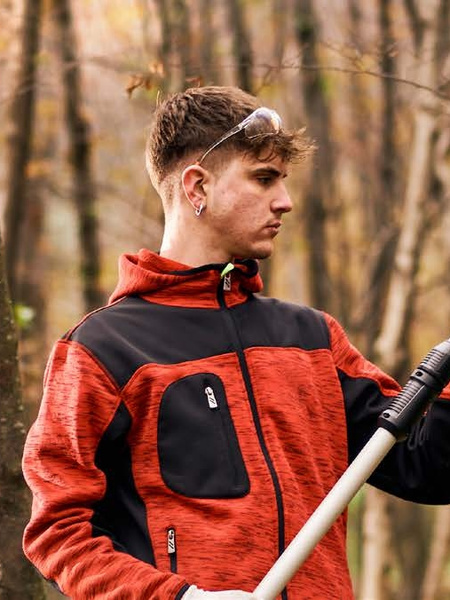 Pruning chainsaw from the Blue Bird range: preparation or use.
