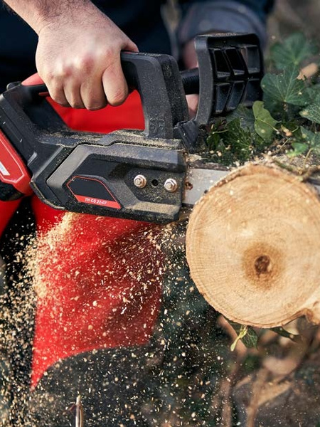Cutting with a battery chainsaw from the Blue Bird range.